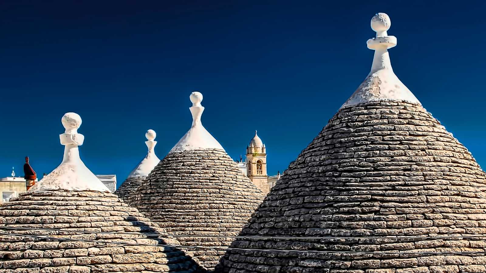 Trulli da Puglia na fotografia regional publicada por Carlo Sani, como contexto cultural da região.