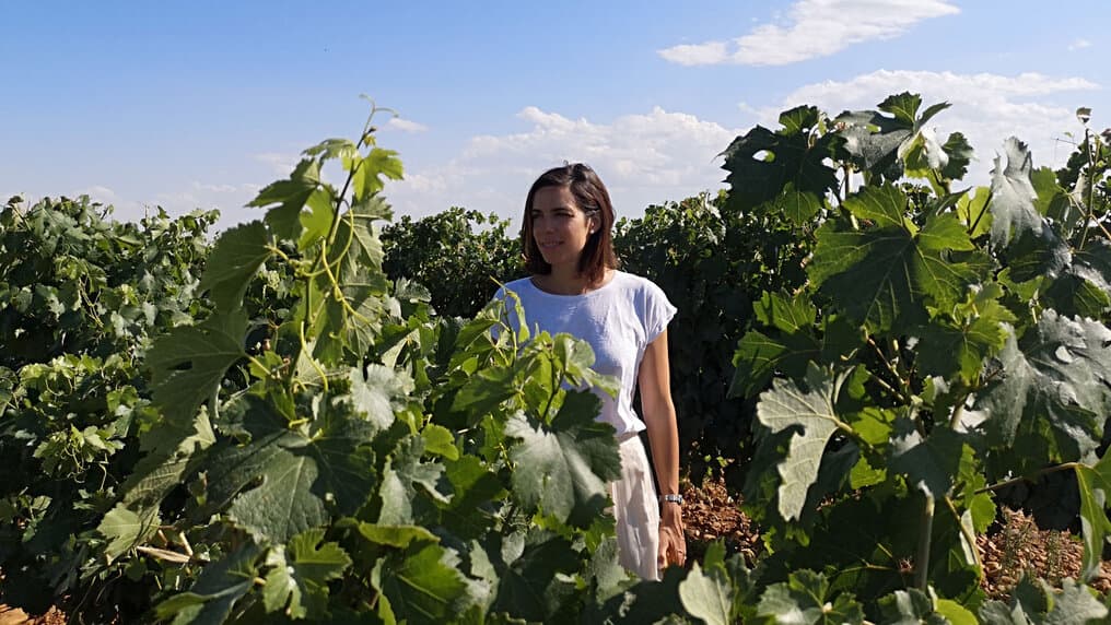 Ruth de Andrés em um vinhedo espanhol.