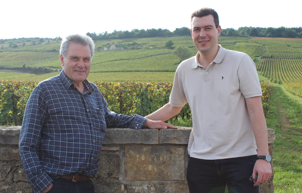 Duas gerações da família Sozo junto ao vinhedo: continuidade e pesquisa na produção de vinhos de altitude.