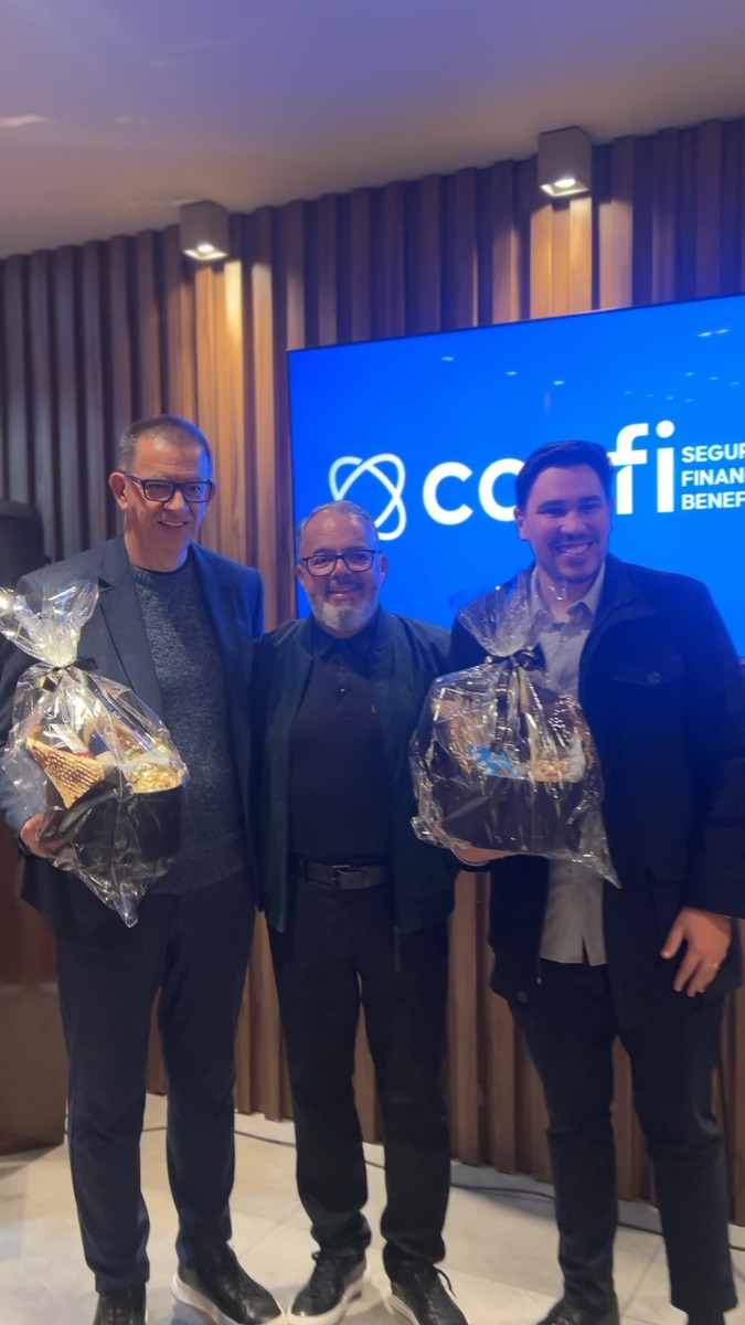 Entrega de premiação com cestas diante do telão da Confi durante o encerramento do evento