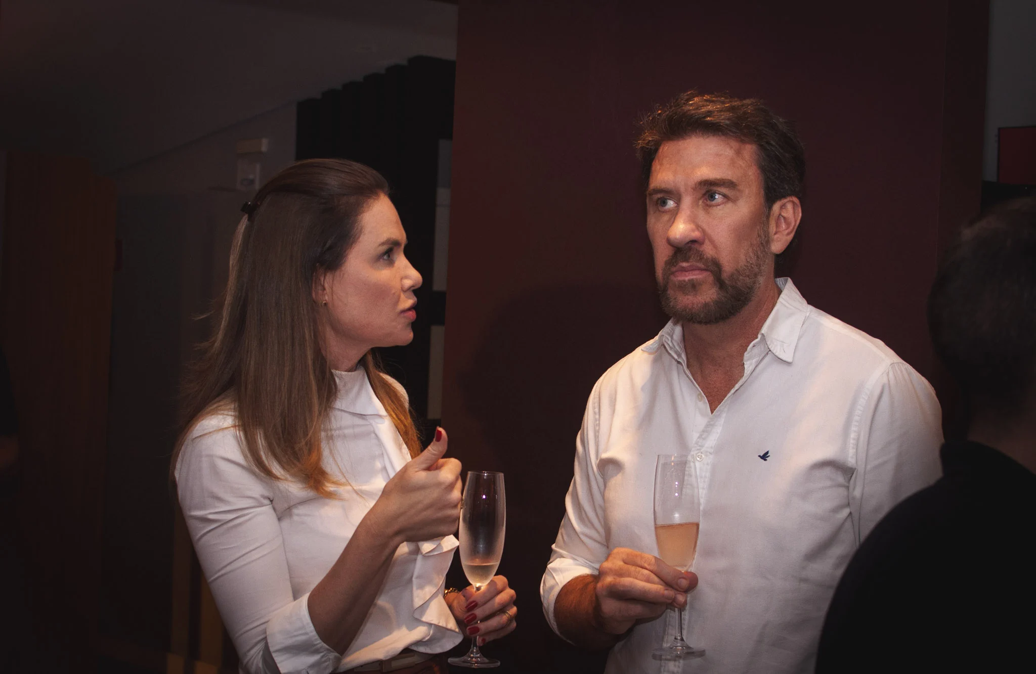 Conversa entre participantes da premiação da Loft, usada como referência de convivência no espaço. Fotografia: Bruno Prado Francisco. Registro da premiação da Loft no El Vinos GastroWine, do acervo elvinosoutubro.