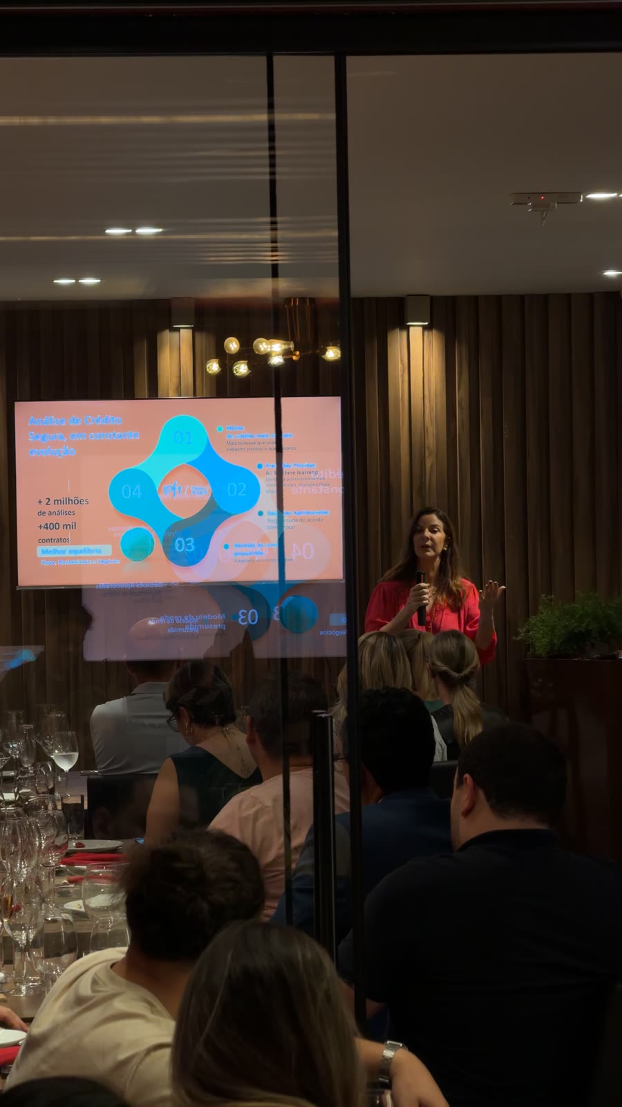 Salão do El Vinos cheio durante a palestra do Conexão Loft Curitiba, com convidados às mesas
