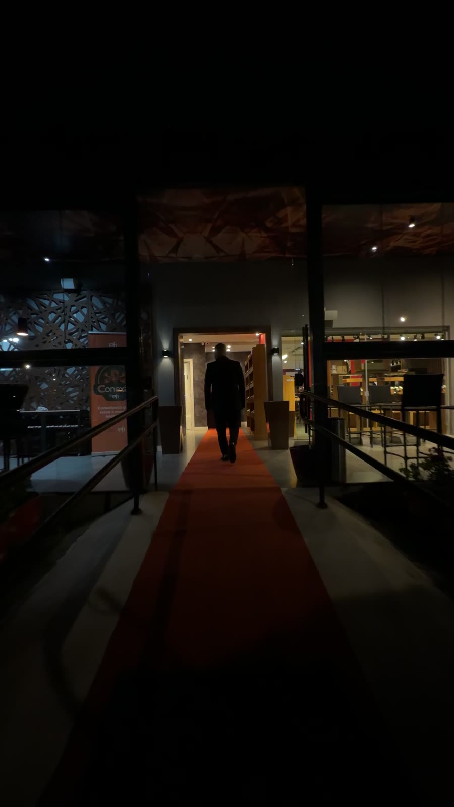 Entrada do El Vinos Gastrowine à noite com tapete vermelho estendido para o Conexão Loft Curitiba