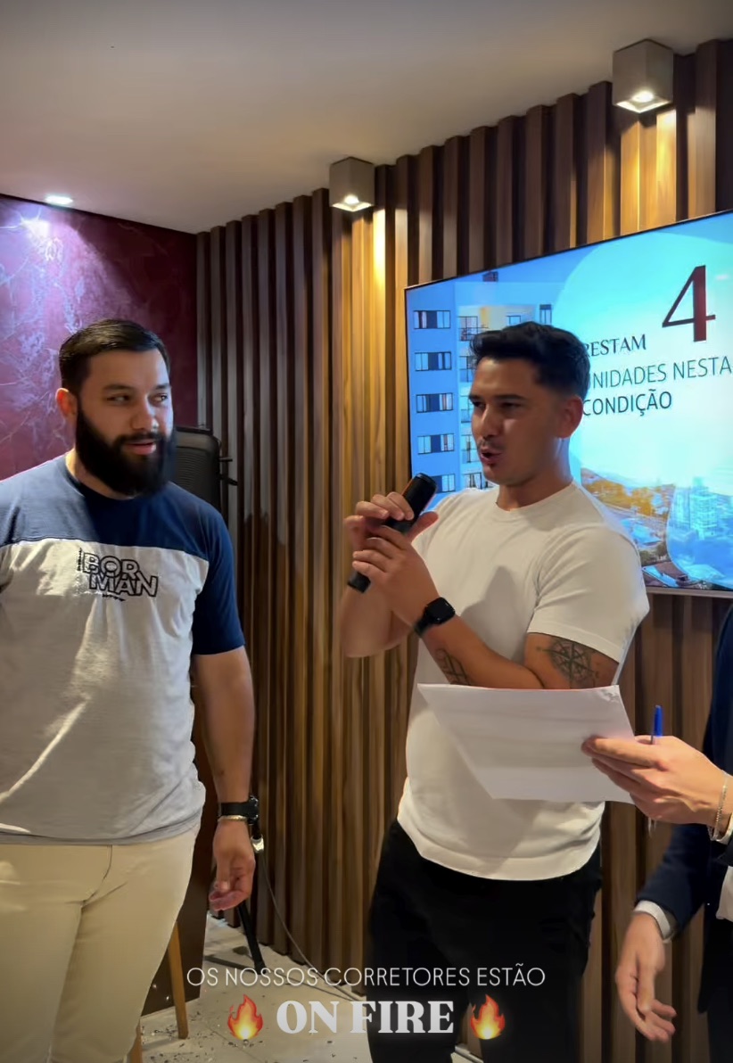 Corretores ao microfone durante a Noite de Negócios da Rottas no El Vinos