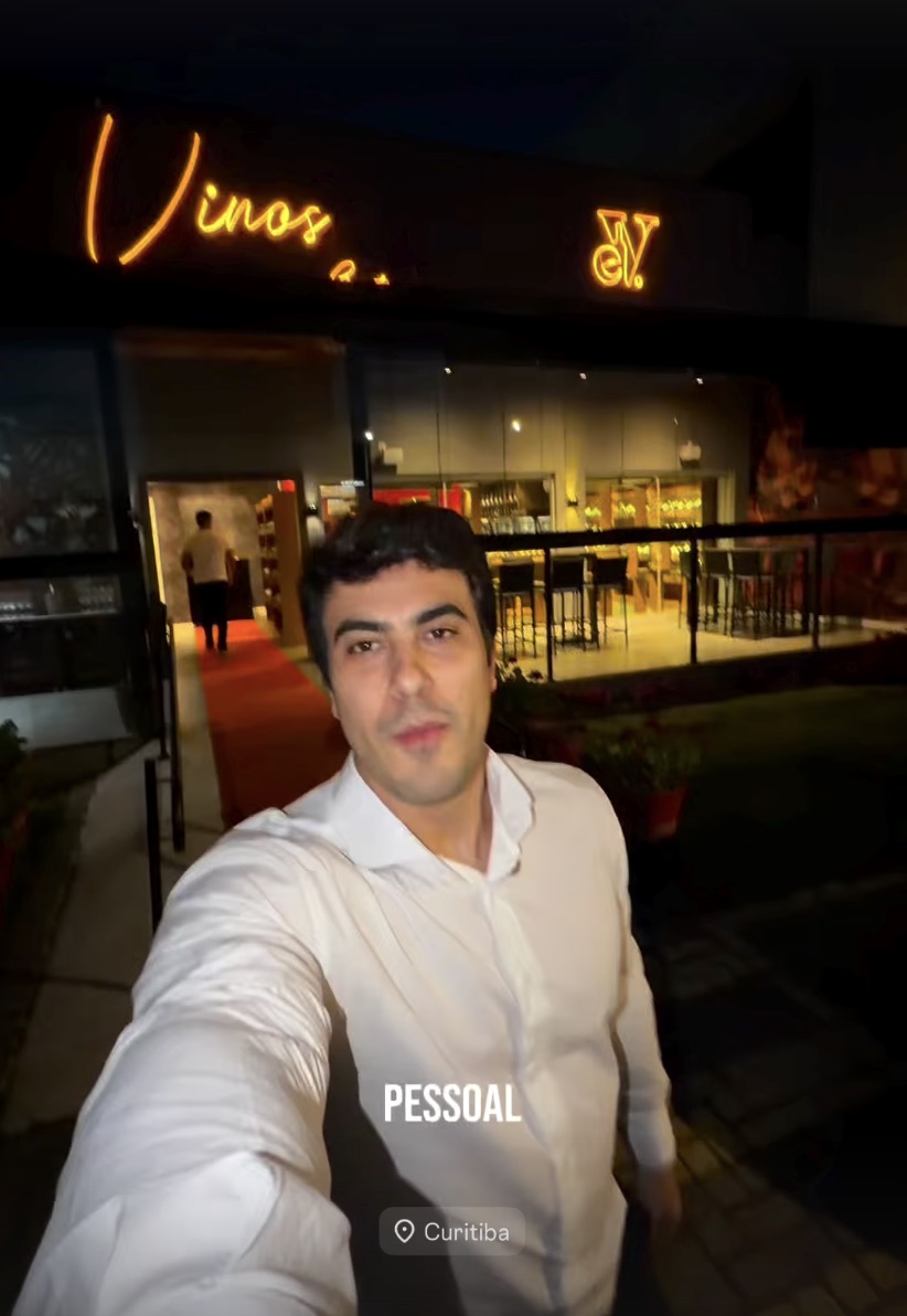 Chegada ao El Vinos Gastrowine à noite, com letreiro neon aceso e tapete vermelho na entrada