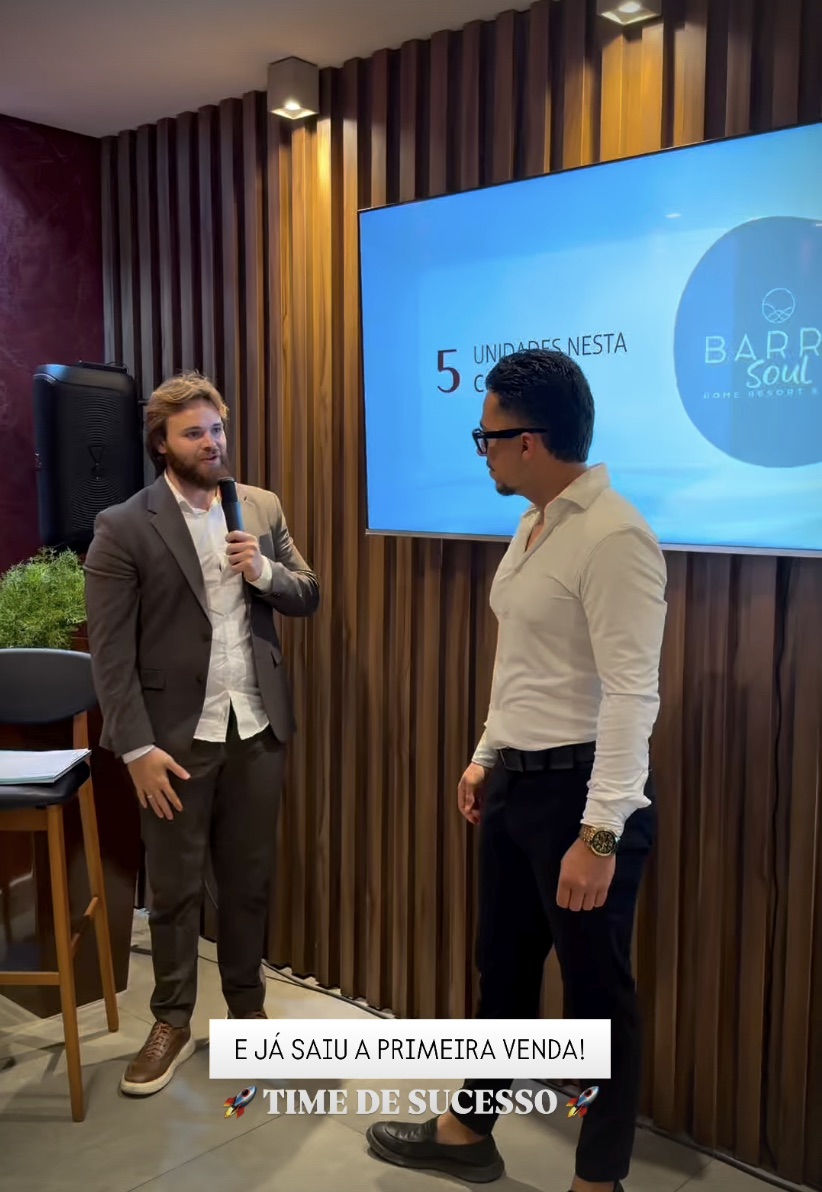 Anúncio da primeira venda ao microfone durante o evento da Rottas no El Vinos